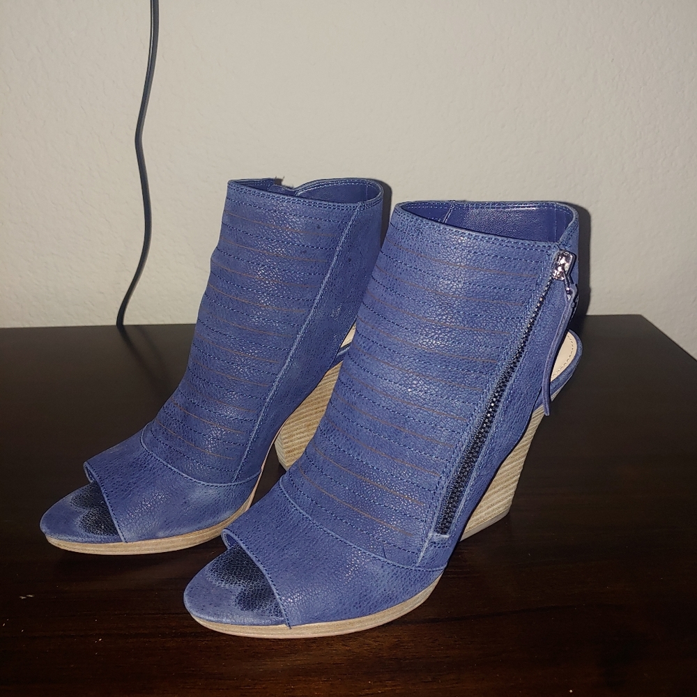 Vince Camuto peep toe side zip heel